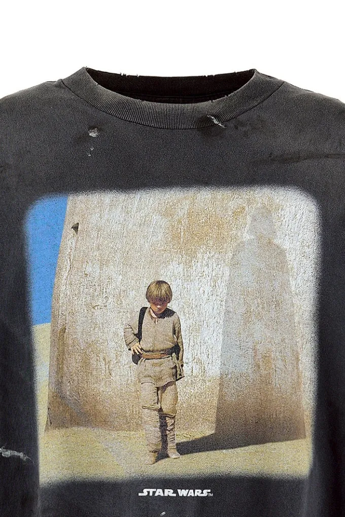 SAINT Mxxxxxx × STAR WARS SW_SS TEE /ANAKIN/BLK Star Wars co-branded TEE Anakin Skywalker Darth Vader reflection print TEE washed black S-XL The print comes from the impressive poster vision of "Anakin Skywalker" in "STAR WARS Episode I/The Phantom Menace" and the design of "Darth Vader" printed on the back The entire garment is hand-processed with dirt, washed with water, and printed with a distressed feel, which perfectly interprets the artistic specialty of NEW VINTAGE. In addition, the main mark and wash mark are customized to be consistent with the original version. It can be said that every detail of ZP is perfectly reproduced.